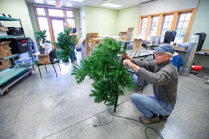 Article: Volunteers help light up Winter Wonderscape