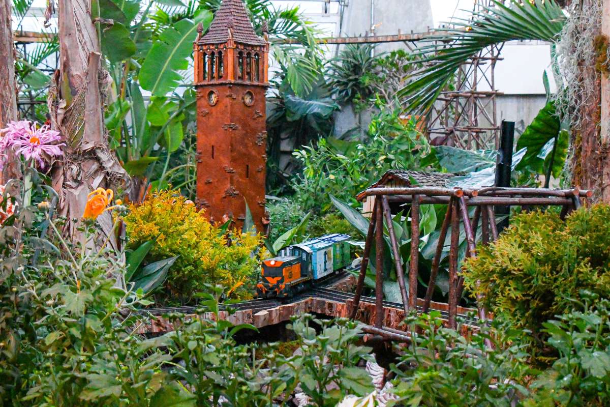 Article: The RG Express is back at Reiman Gardens